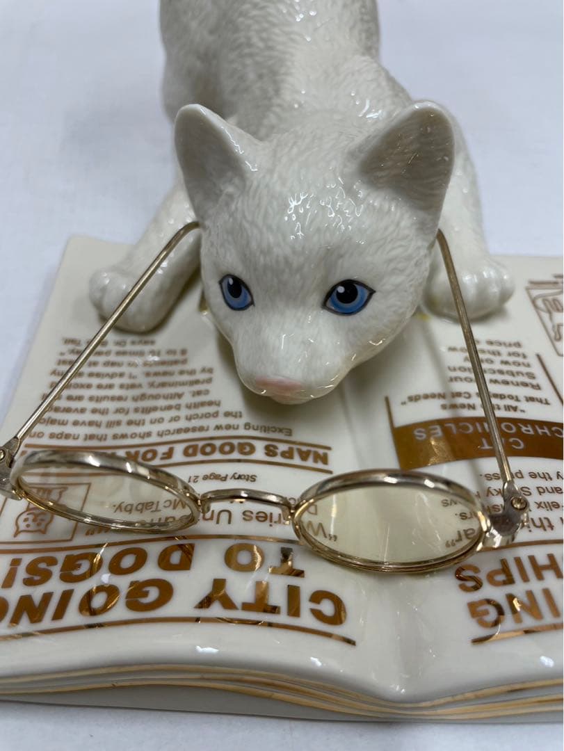 レノックス猫 ( 英字新聞を読む ) Cat Chronicles