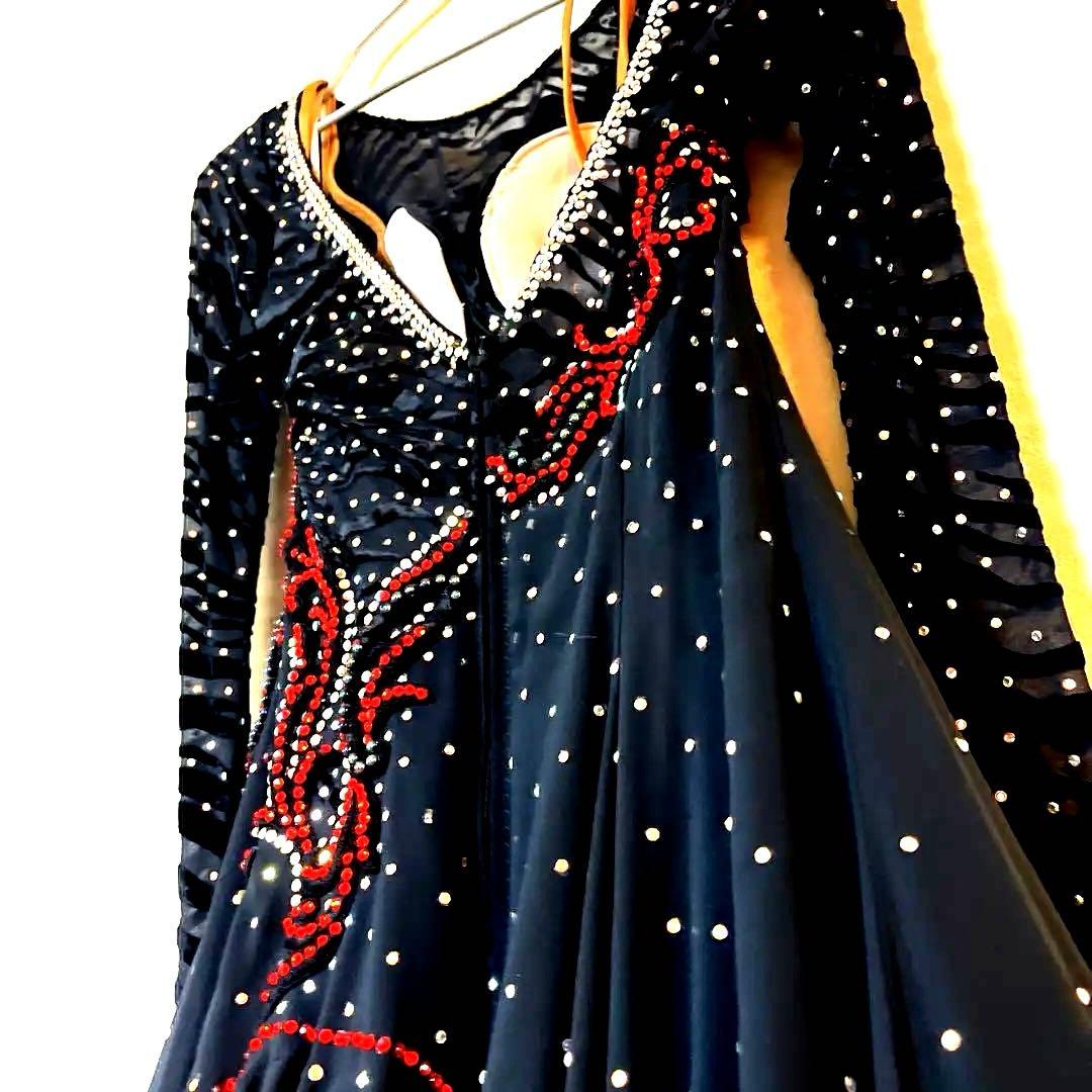 社交ダンス　スタンダード 黒と赤の鮮やかなドレス