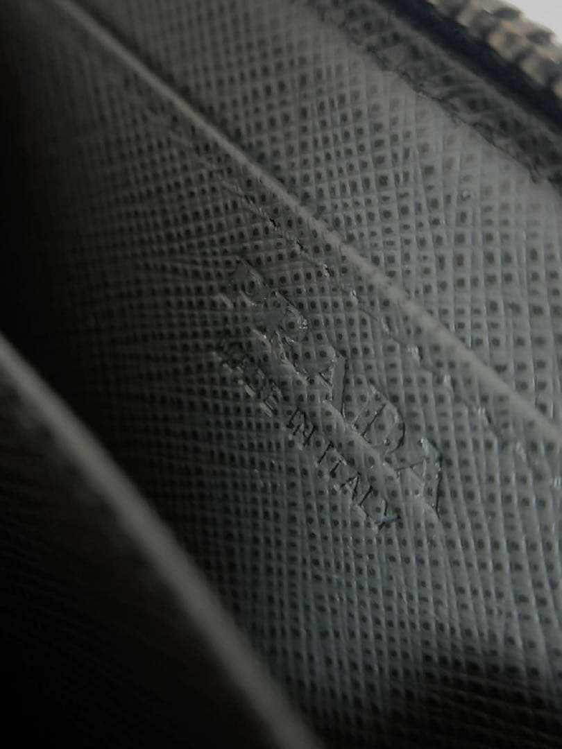 プラダ　PRADA ケース　小銭入れ　黒　男女兼用　箱　リボン付き