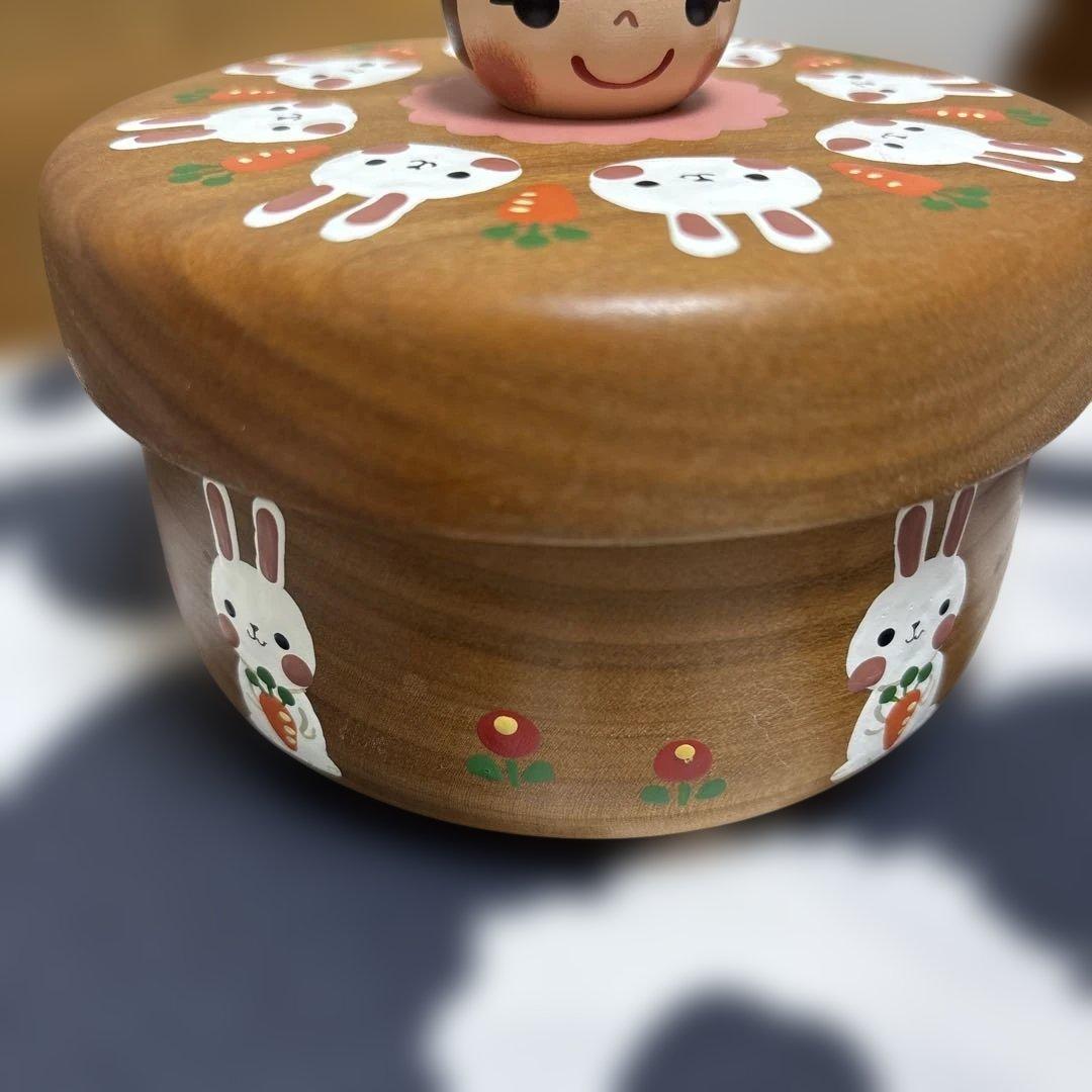 木絵雑貨　ウサギと女の子の木製小物入れ