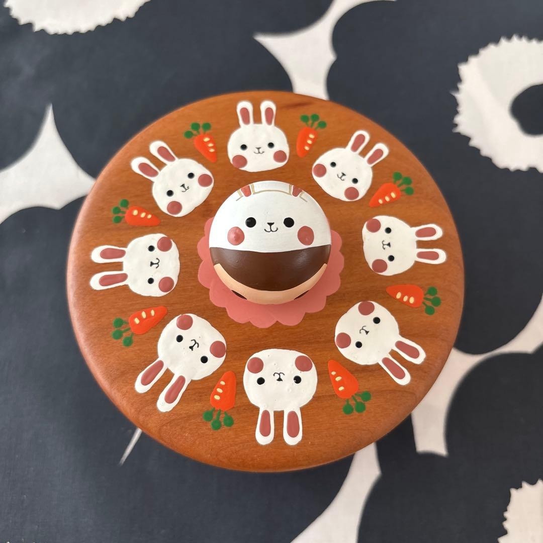 木絵雑貨　ウサギと女の子の木製小物入れ