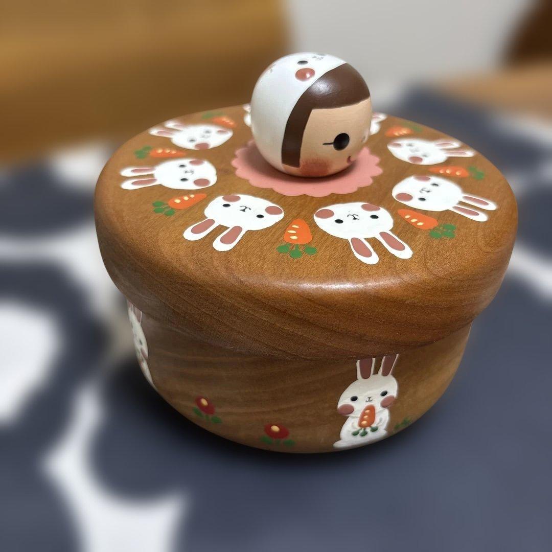 木絵雑貨　ウサギと女の子の木製小物入れ