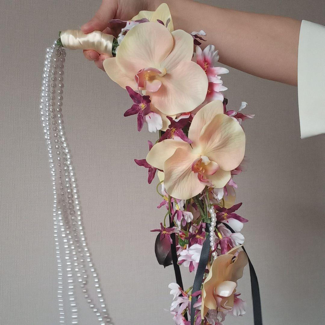 イエローピンクと胡蝶蘭　ボルドーのカラー　シャワーブーケ　ウェディングブーケ