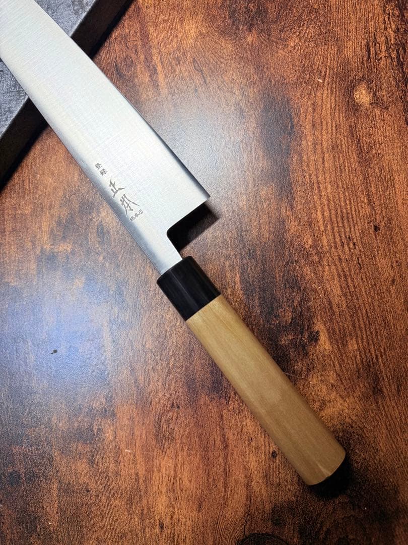 正本総本店　牛刀　包丁　スウェーデン鋼(ステンレス) 9寸　水牛柄