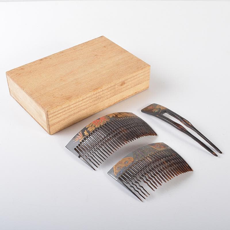 和装小物　黒漆　金蒔絵　螺鈿装飾　簪　櫛　在銘　3点まとめて　V　R6506