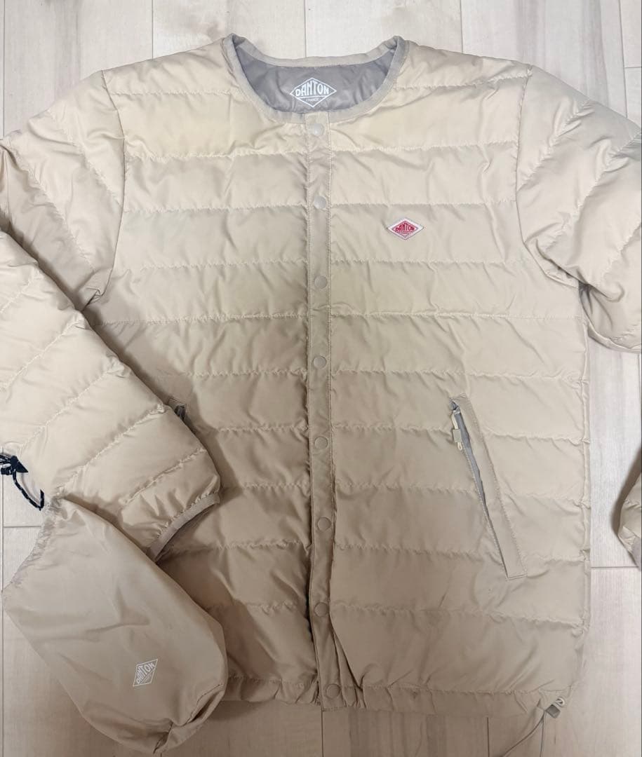極美品ダントン　ノーカラーインナーダウンジャケットＭクリーム色