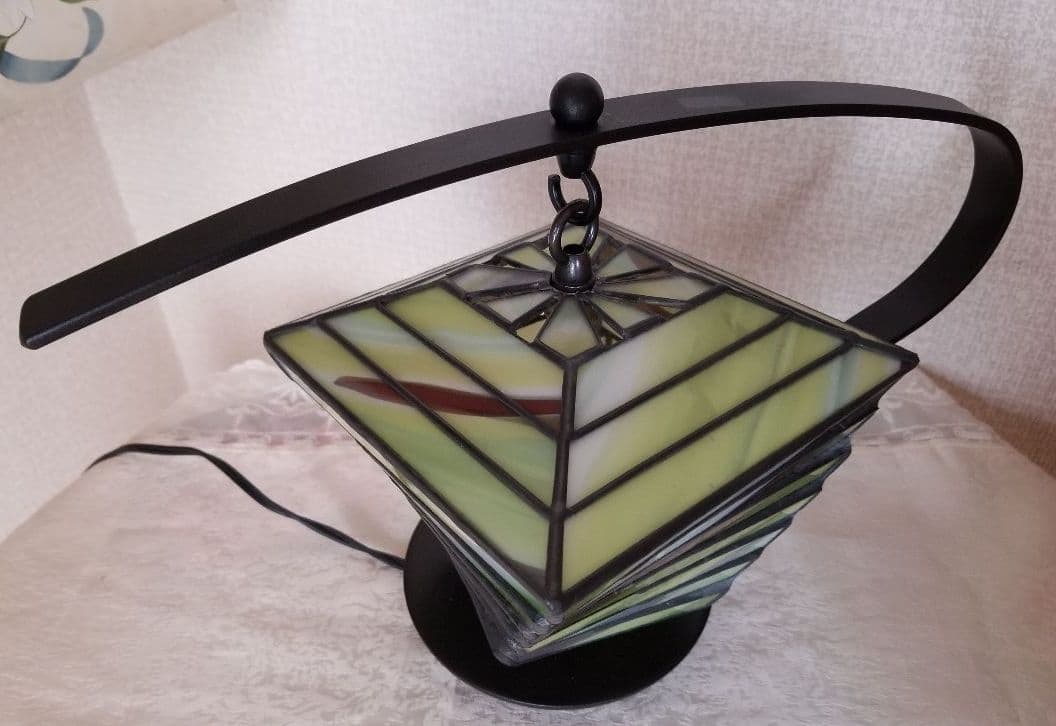 ステンドグラスの和風ねじれランプ