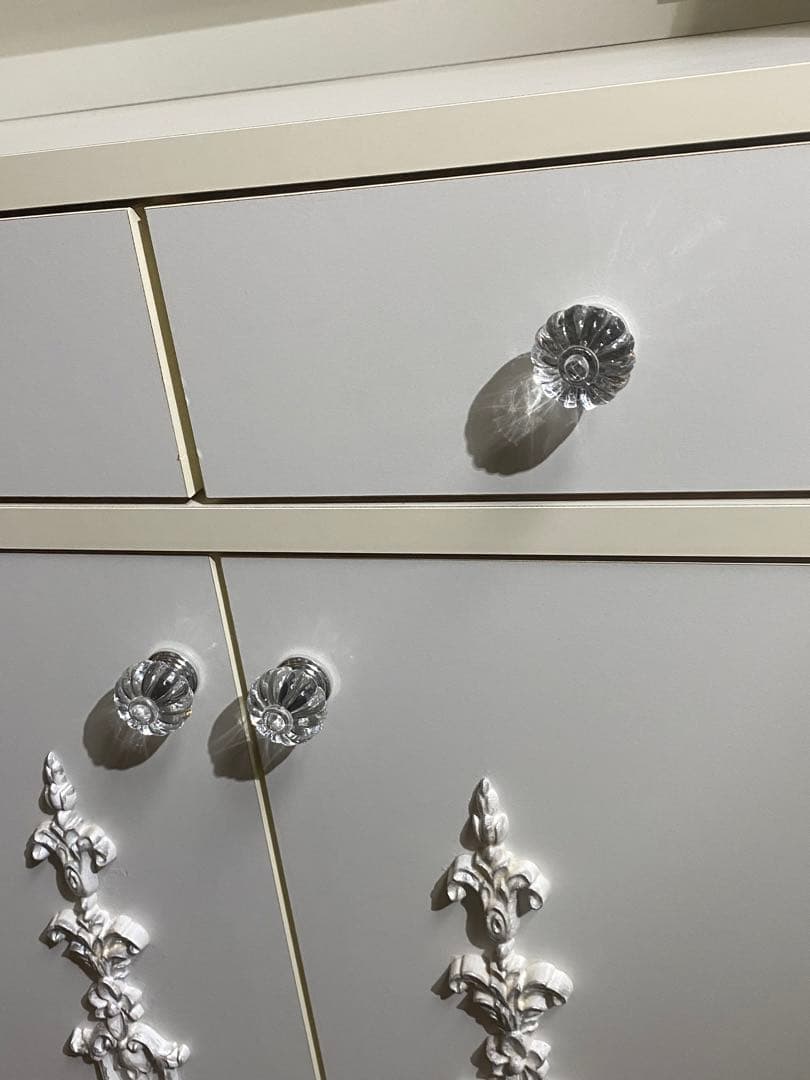 ロココ♦️ホワイトシャビー キャビネット♡コンパクトで大容量♦️コンセント付♦️送料込