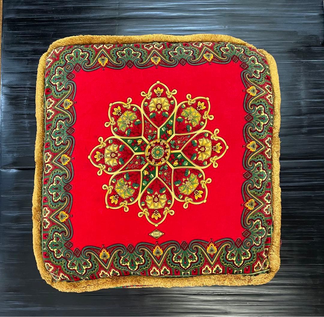 レア貴重‼︎ 価値ある ヴェルサーチ マチ付大判　赤✖️白 ロココ調柄