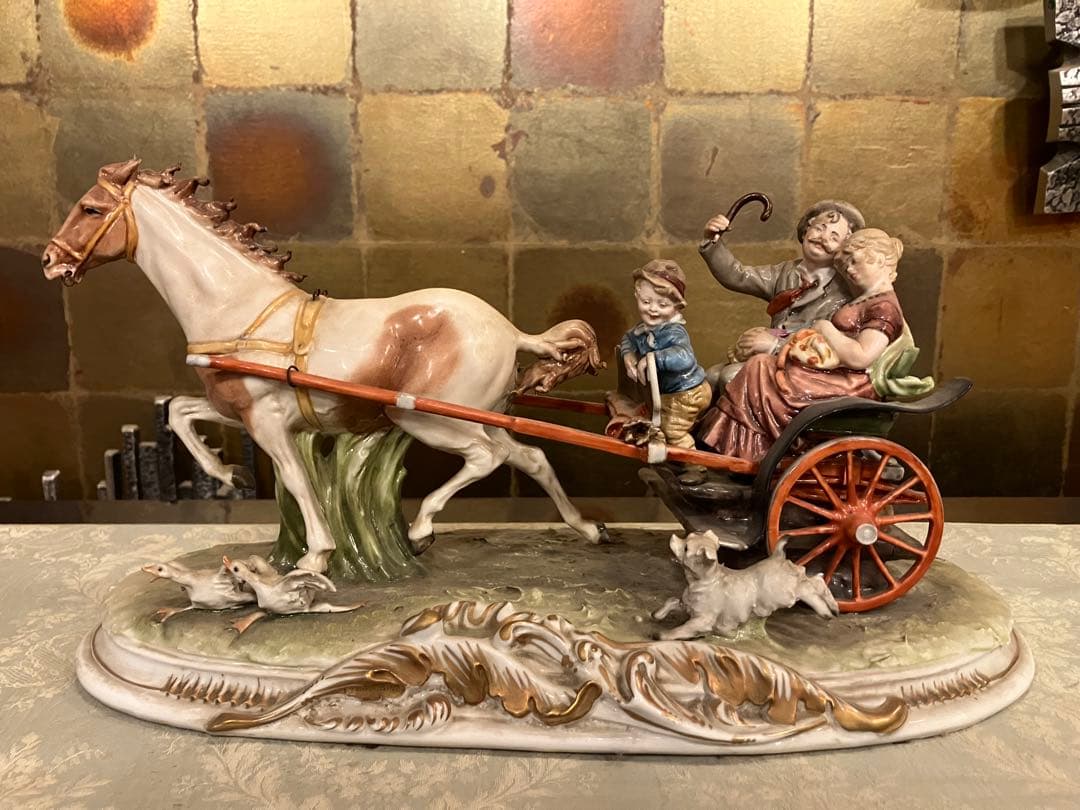 カポディモンテ　B.marli作　陶器製 家族と馬車の置物　アンティーク