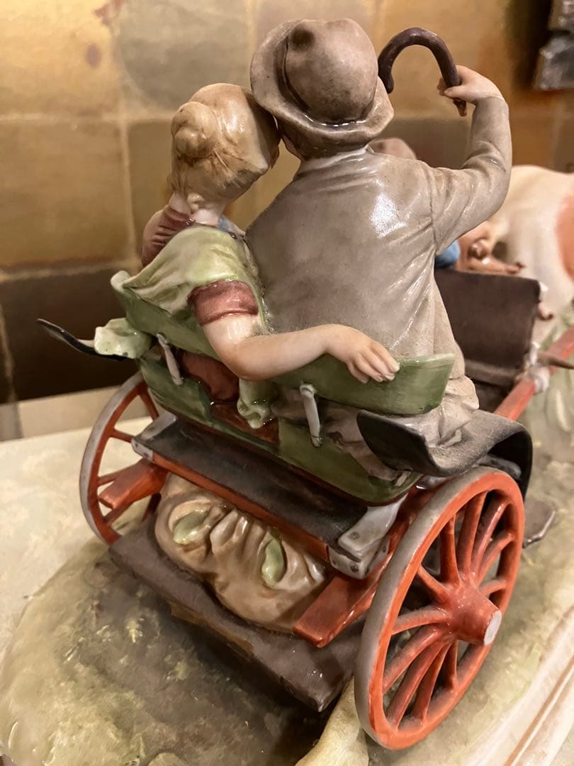 カポディモンテ　B.marli作　陶器製 家族と馬車の置物　アンティーク