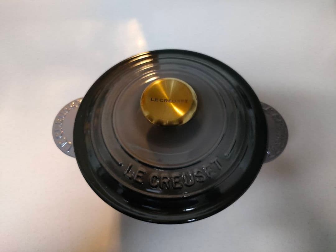 ルクルーゼ　ココットエブリィ　フリント　ゴールドツマミ　18cm