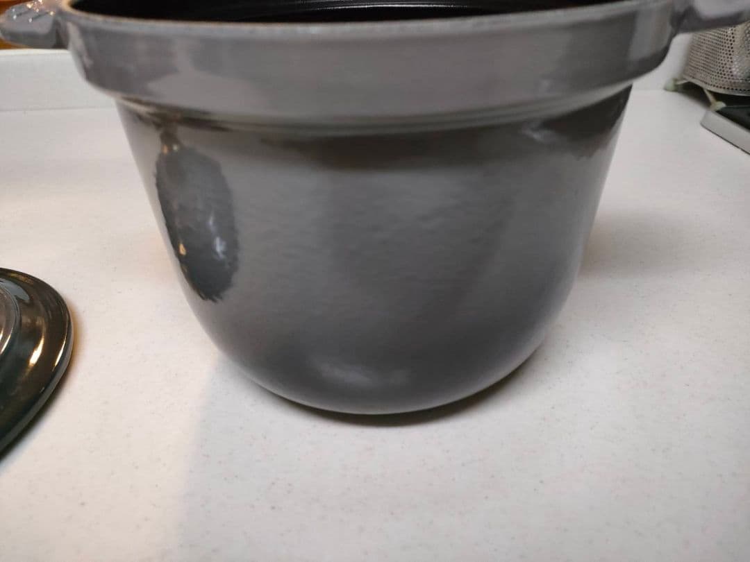 ルクルーゼ　ココットエブリィ　フリント　ゴールドツマミ　18cm