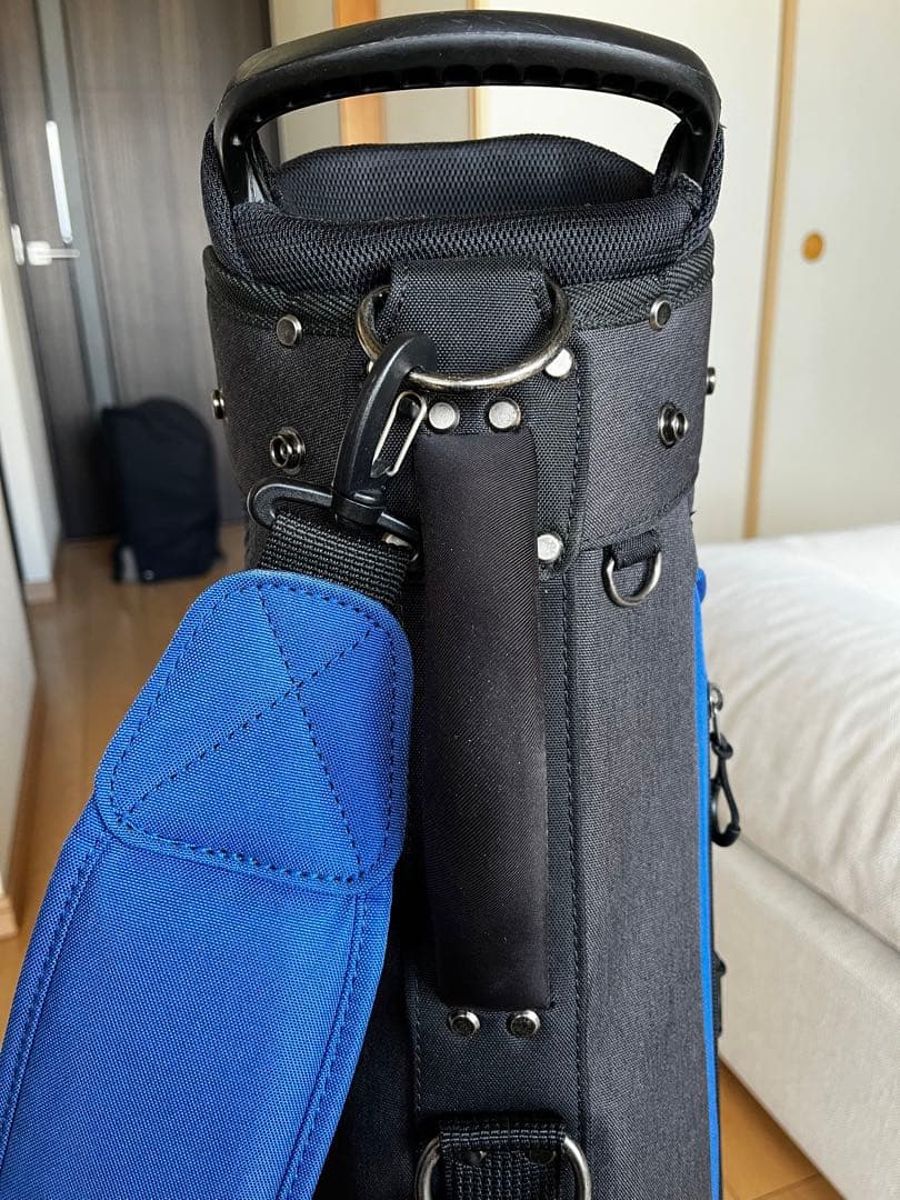 人気　超美品　デサントゴルフ スタンド型キャディバッグ 軽量2.6kg8.5型