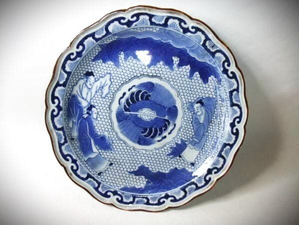 古伊万里(江戸期) 青華染付 花弁型賢人 唐草平皿【太明成化年製】