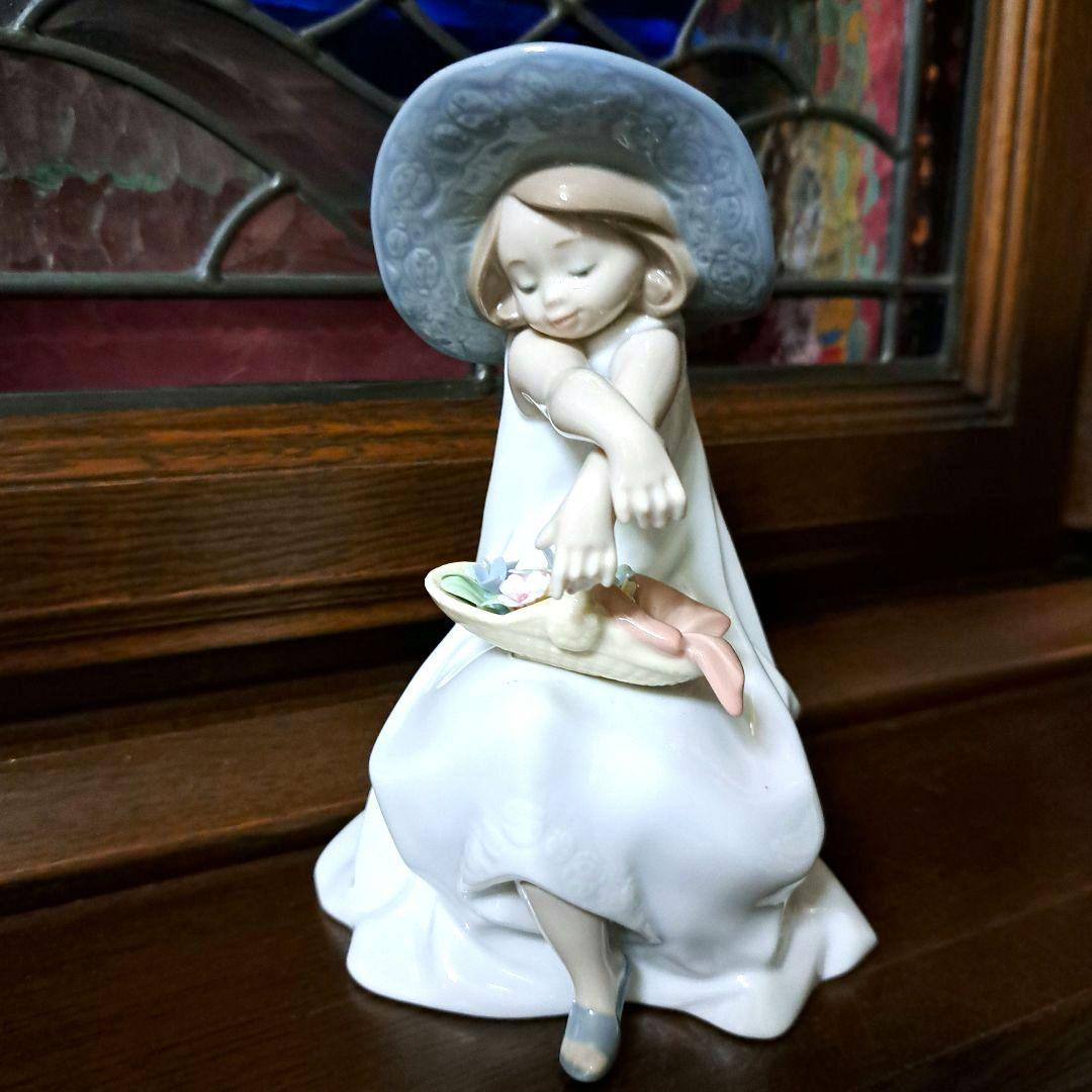 リヤドロLLADRO 「花のバスケットをもつ少女」#8153