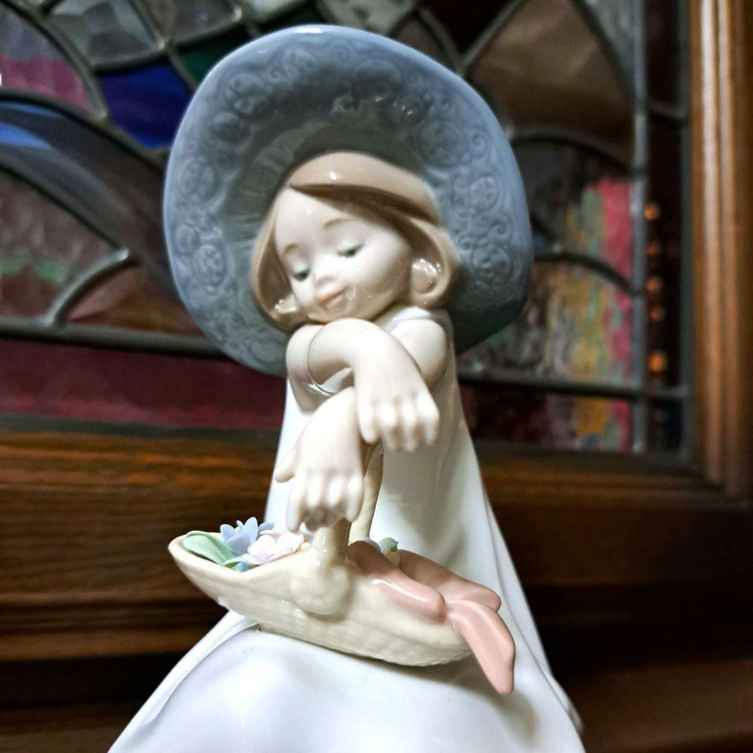 リヤドロLLADRO 「花のバスケットをもつ少女」#8153