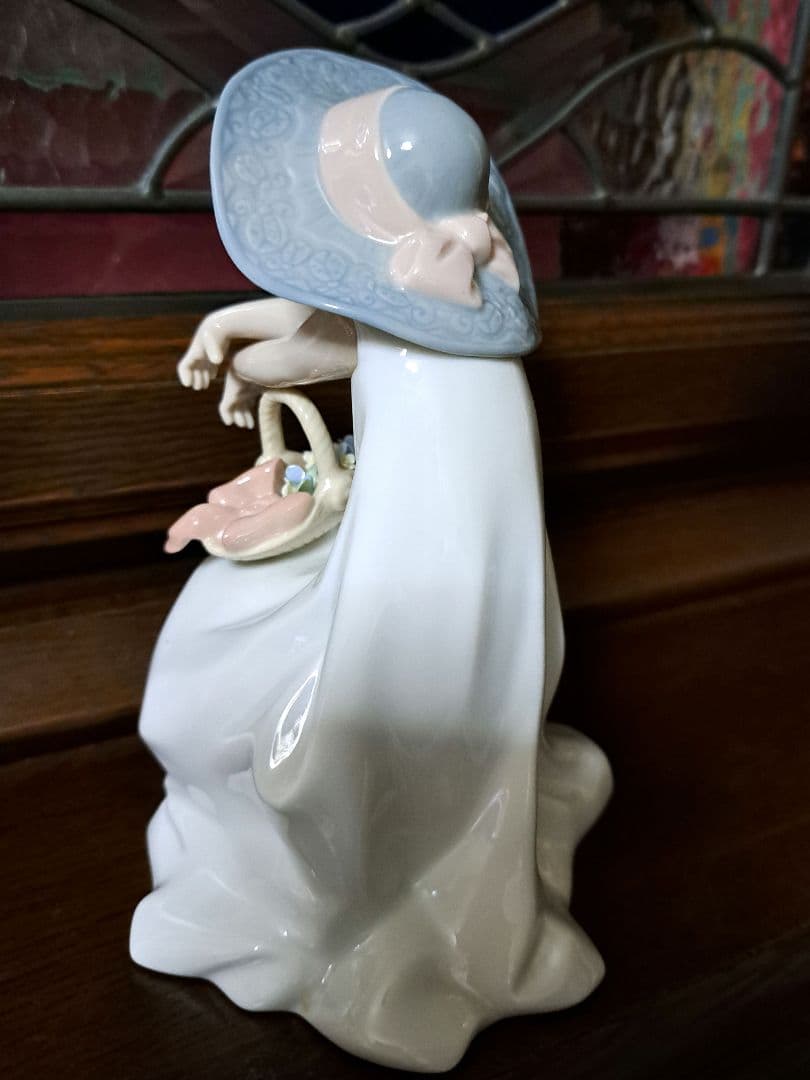 リヤドロLLADRO 「花のバスケットをもつ少女」#8153