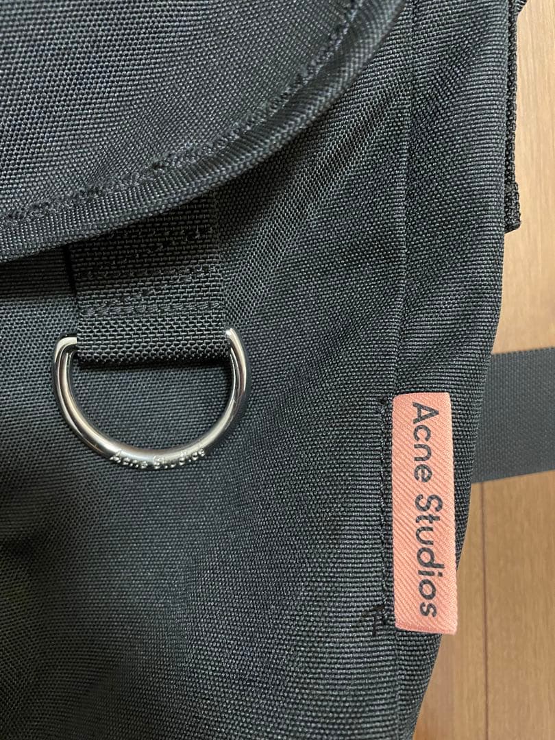 acne studiosメッセンジャーバッグ