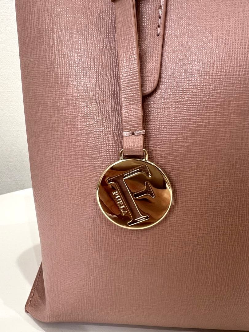【美品】FURLA ピンク サリートートバッグ S チャーム付き