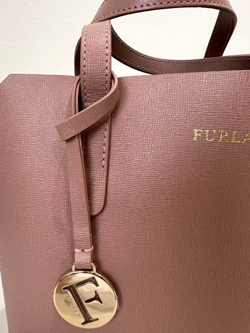 【美品】FURLA ピンク サリートートバッグ S チャーム付き