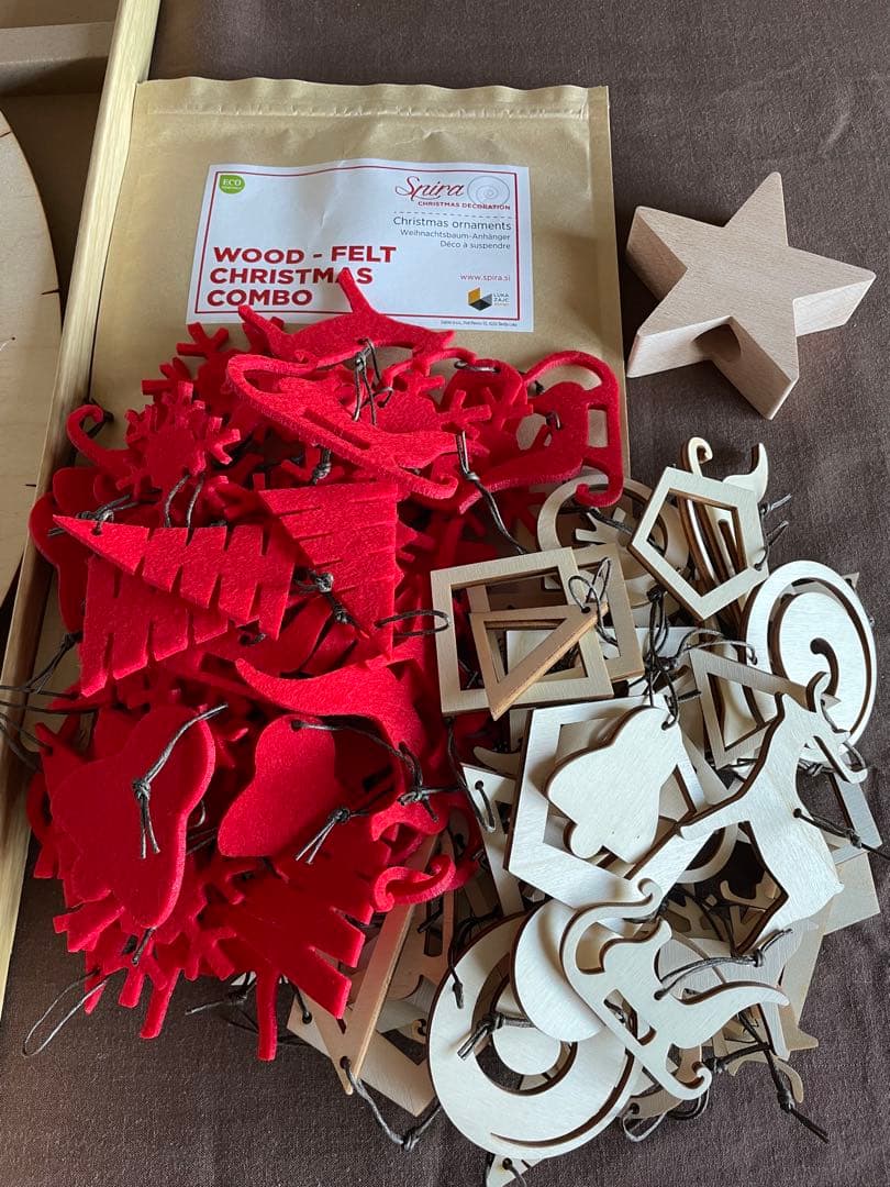 クリスマスツリー 赤と白の装飾付き