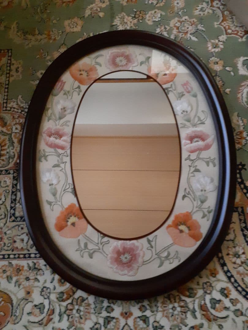 戸塚刺繍(美品) 花柄デザインの楕円形ミラー　他に ウェルカム額(追加)