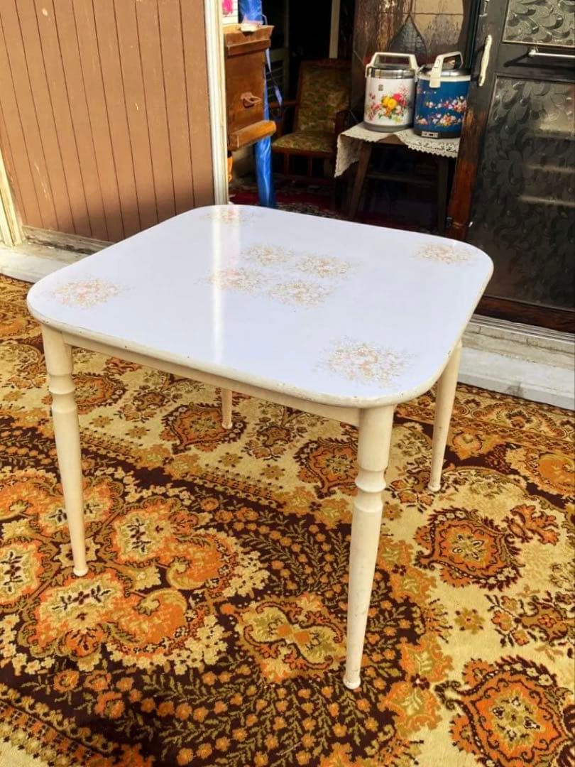 ダイニングテーブル インテリア 花柄 ホワイト 白 正方形 昭和レトロ