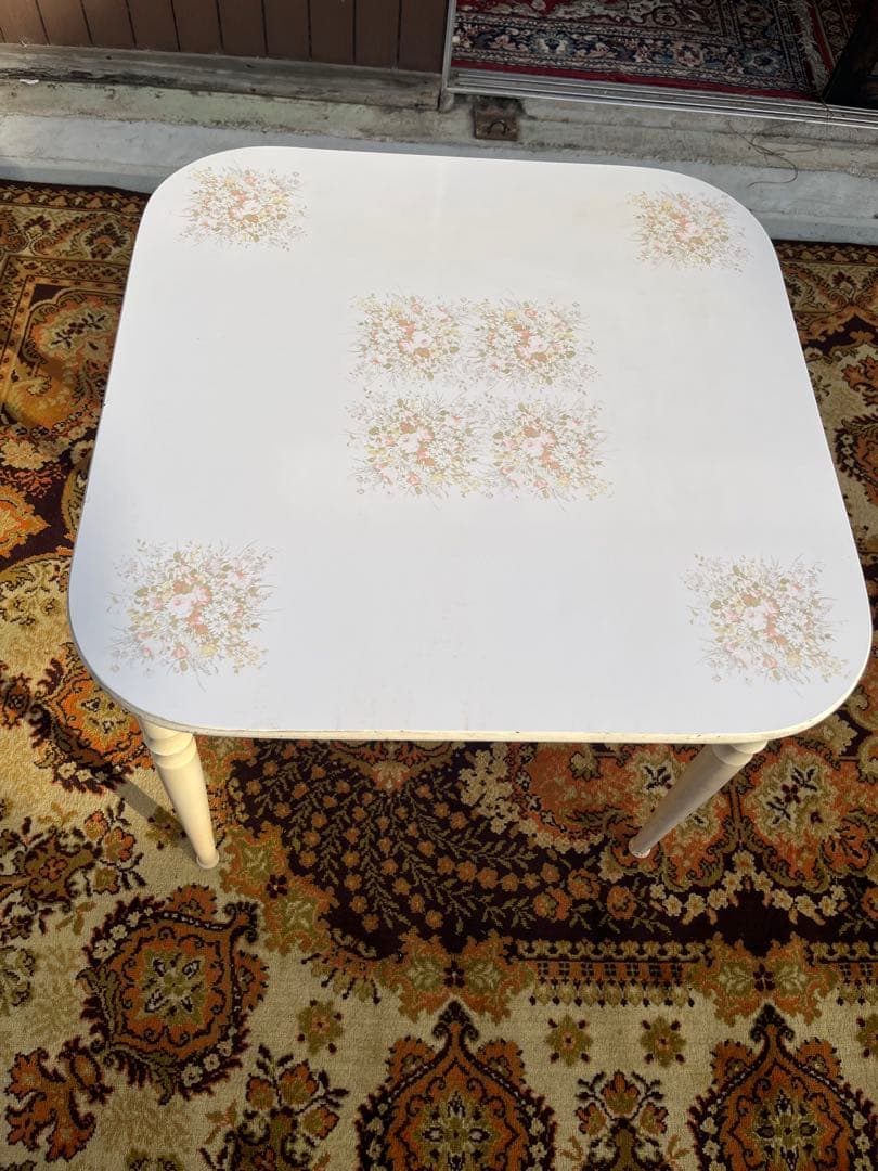ダイニングテーブル インテリア 花柄 ホワイト 白 正方形 昭和レトロ