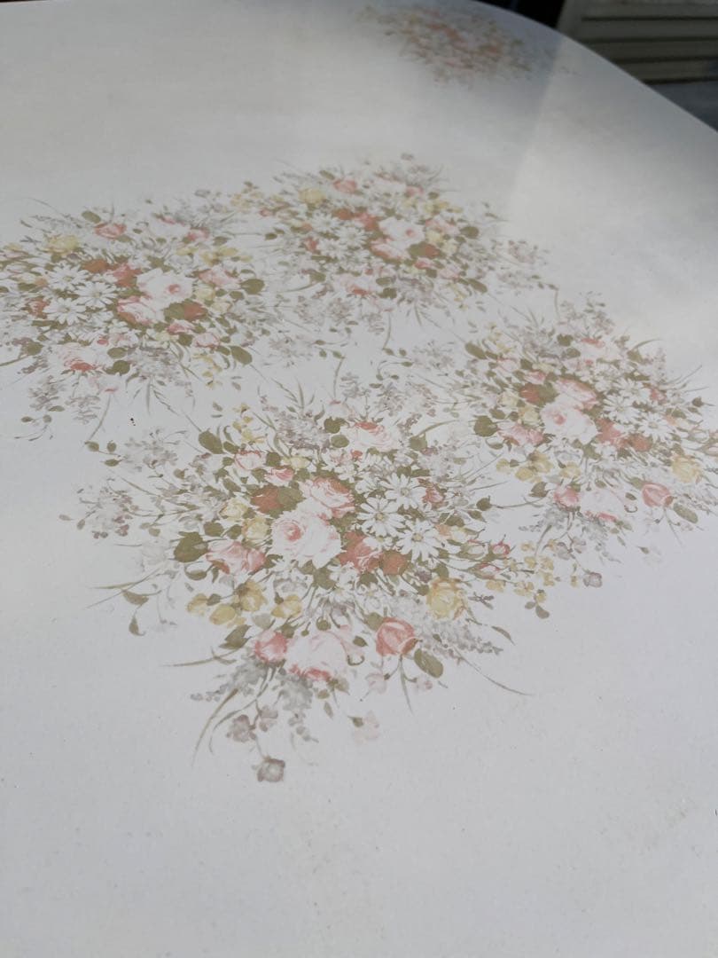 ダイニングテーブル インテリア 花柄 ホワイト 白 正方形 昭和レトロ