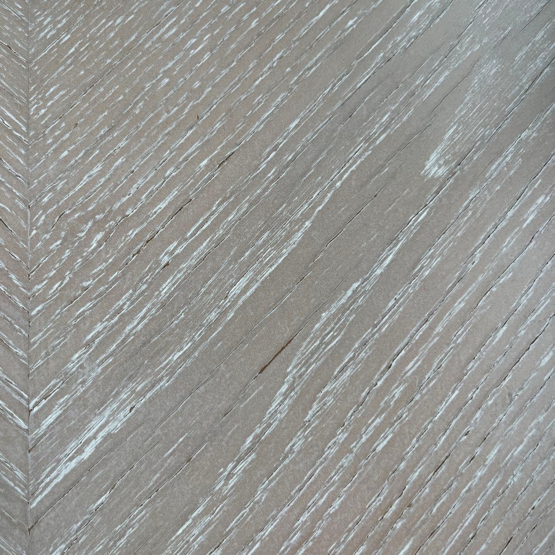 上品ピンクベージュの、エレガントなサイドテーブル