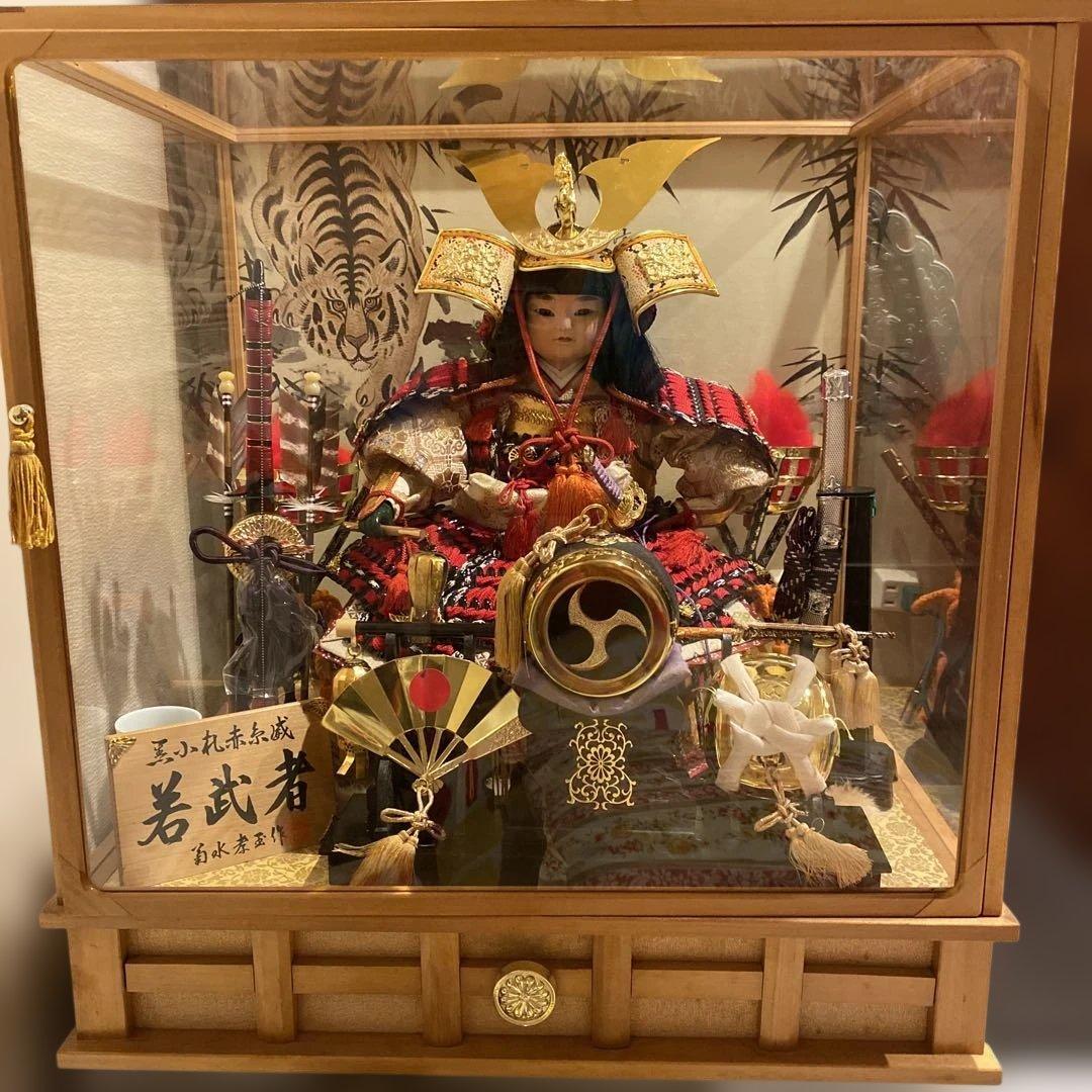 五月人形 武士の装束 金色の兜　若武者　兜　鎧　ガラスケース