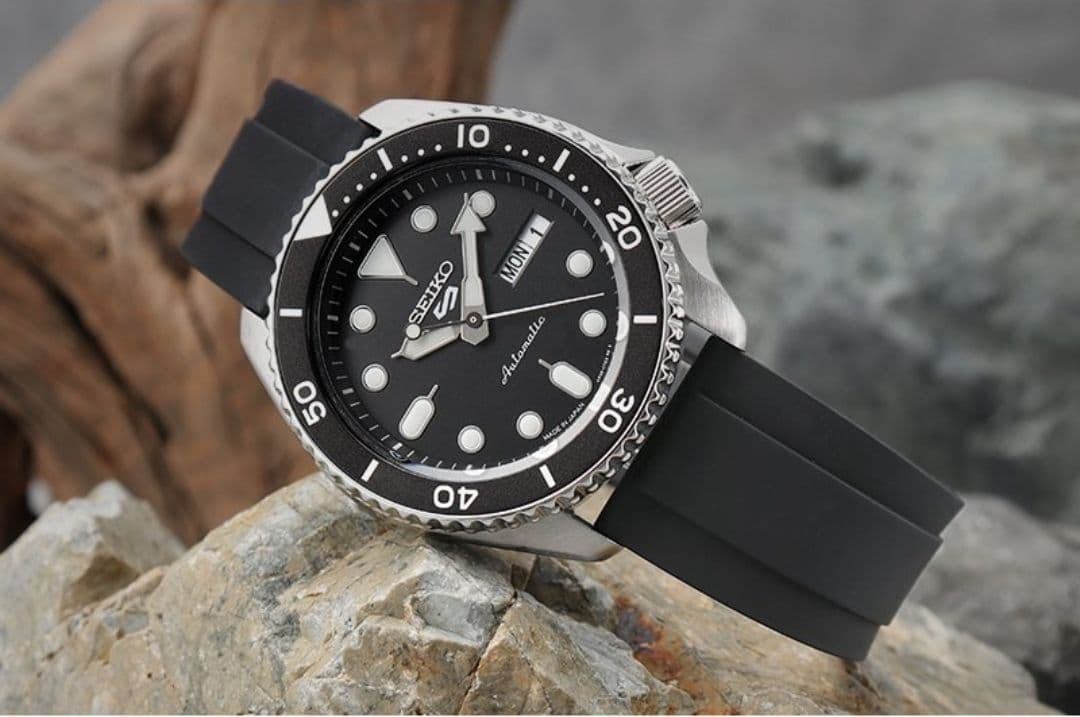 SEIKO5 sbsa225　FKMラバーストラップ付き　自動巻き
