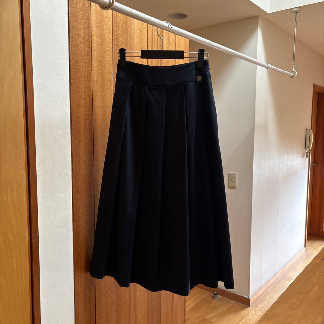 【新品未使用】S MAX MARA プリーツスカート 紺色 ブローチ付き