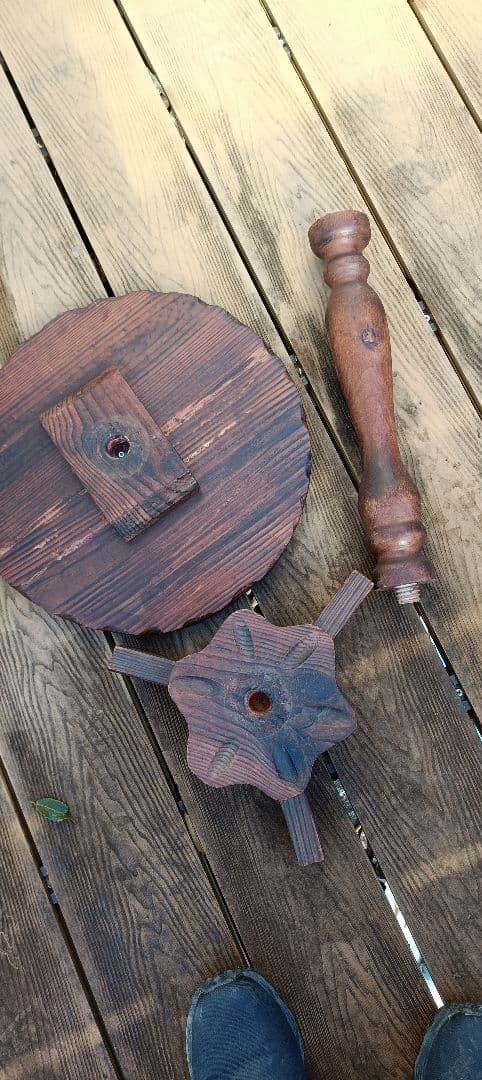 スペイン製　木製彫刻装飾サイドテーブル　羊飼いの椅子　シェファードチェア　セット