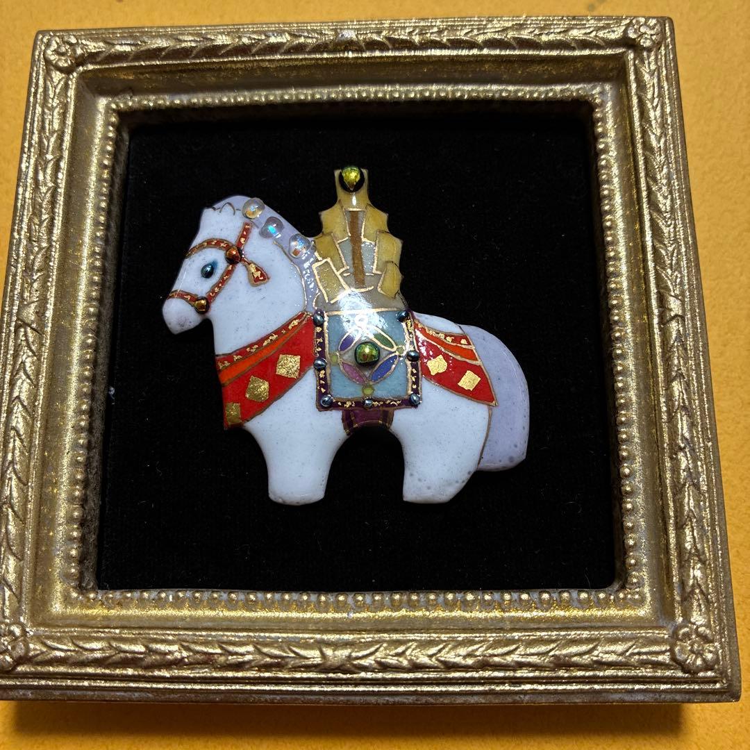 神馬　白い馬の置物 ゴールド額入り