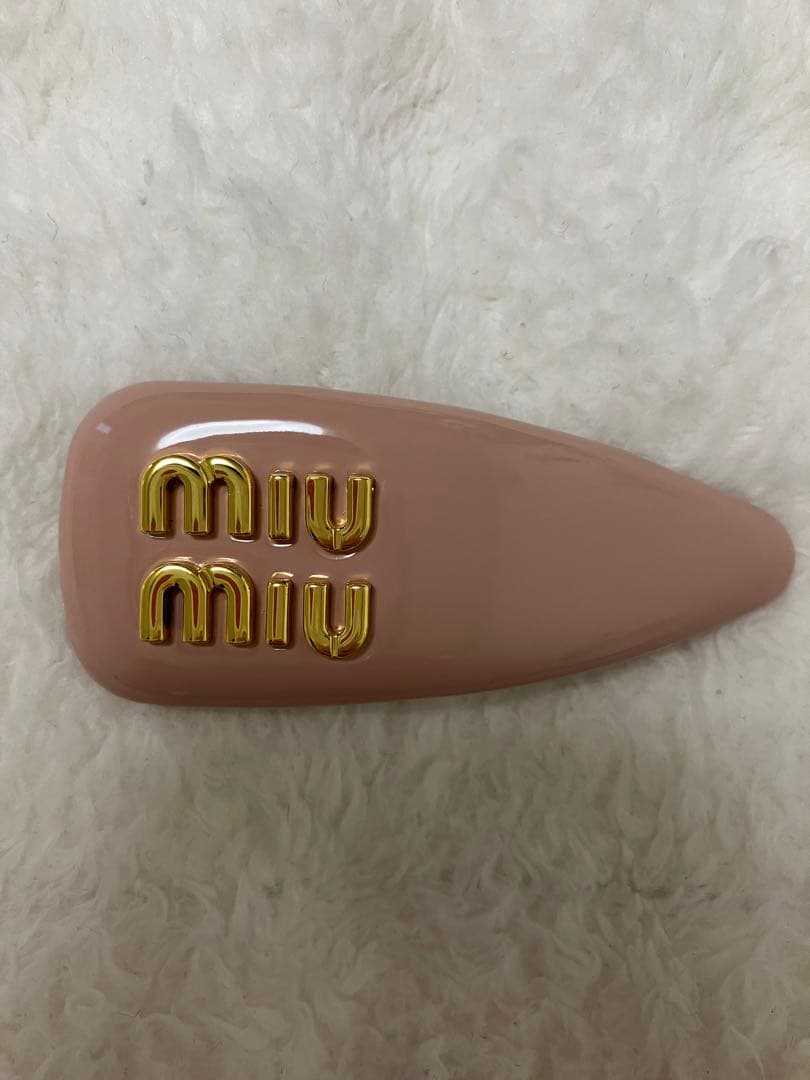 miumiu レザーヘアクリップ　ピンクベージュ