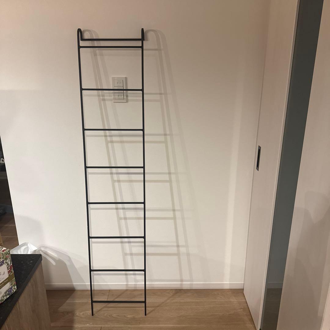 シンプルなブラックハンガーラック