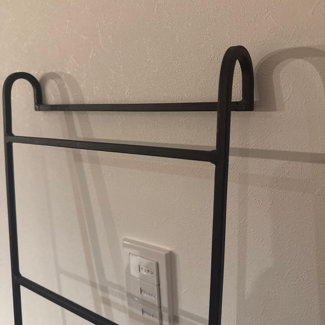 シンプルなブラックハンガーラック