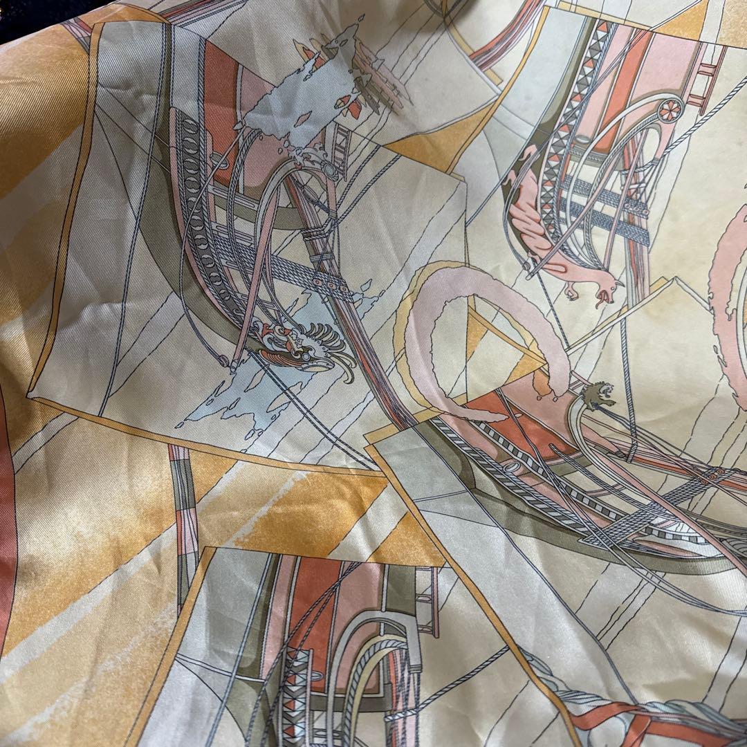 ケ*ン様 HERMESの大盤スカーフ/シルク素材