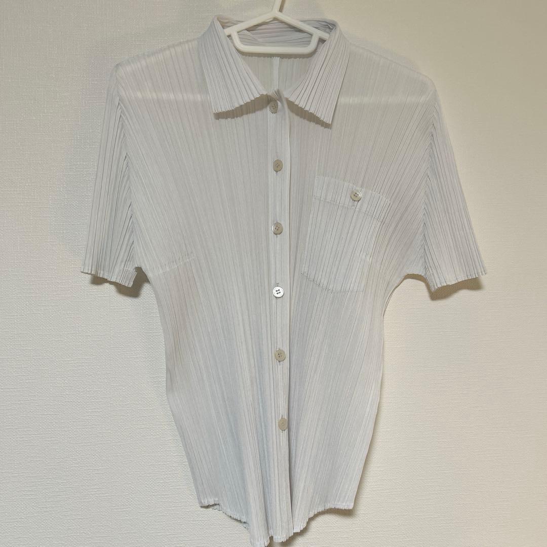 プリーツプリーズ　ホワイトシャツ半袖トップス