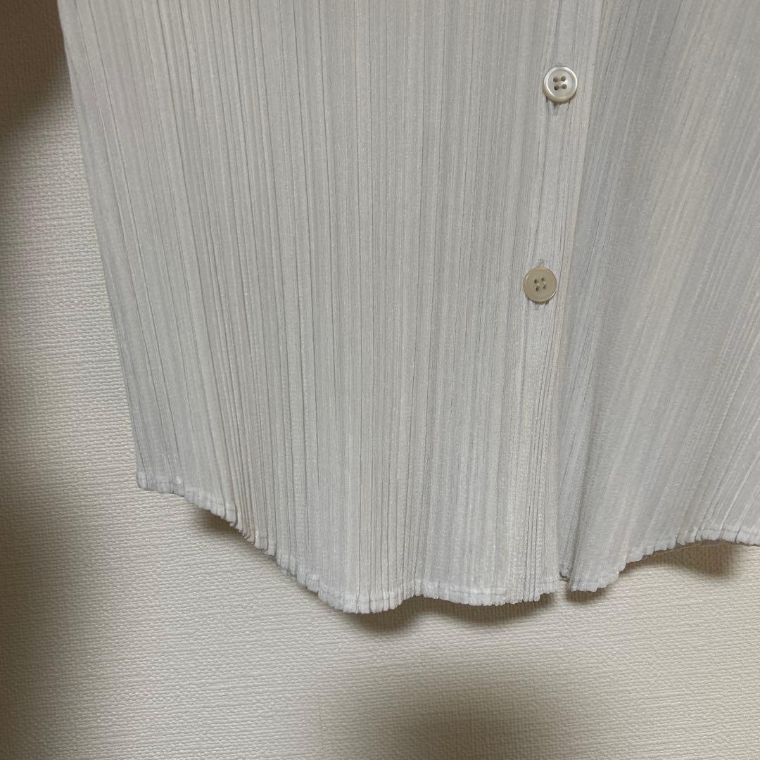 プリーツプリーズ　ホワイトシャツ半袖トップス