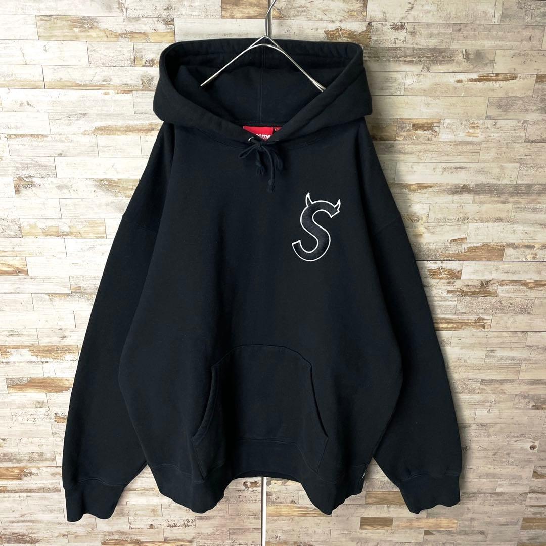 3221U【プレミアサイズ・ＸＸＬ】シュプリーム☆Sロゴ刺繍 パーカー ブラック