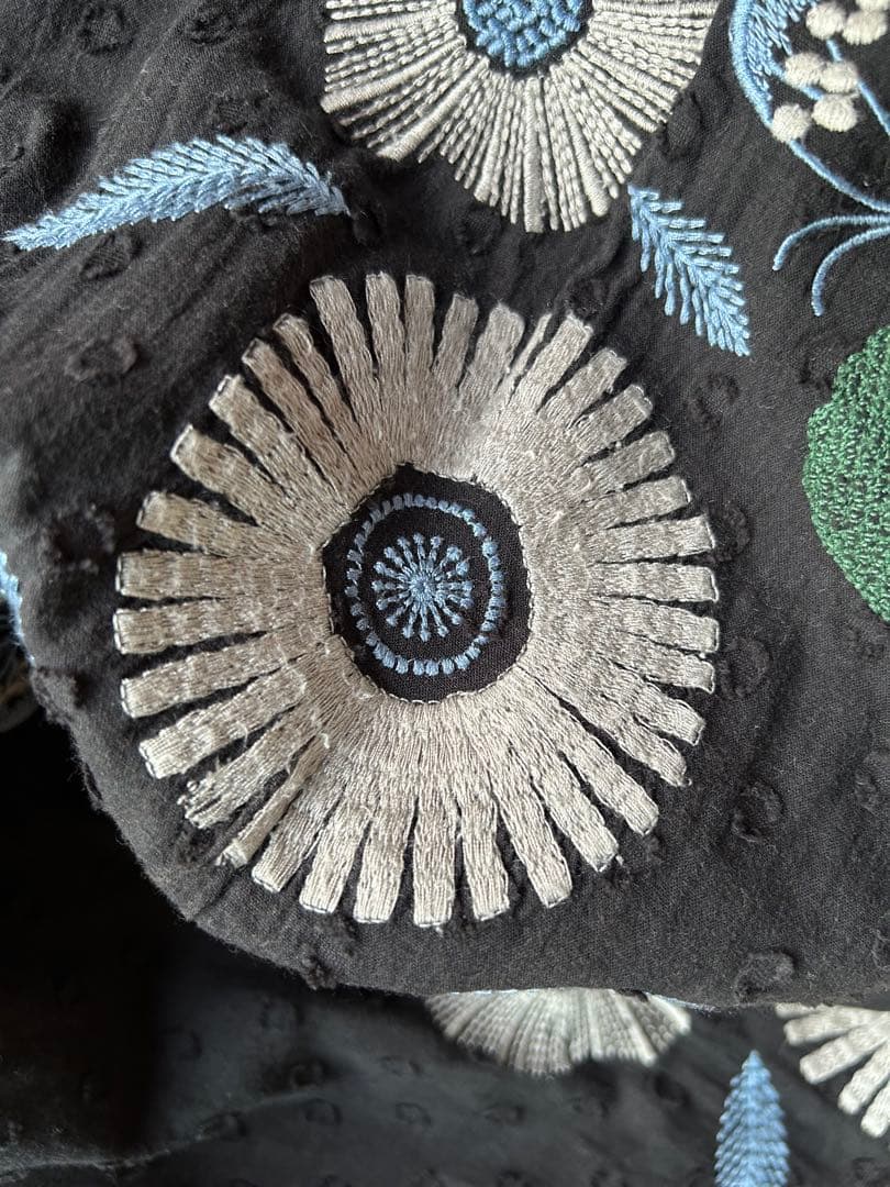 ぶうたん　マーブルシュッド 刺繍ブラウス