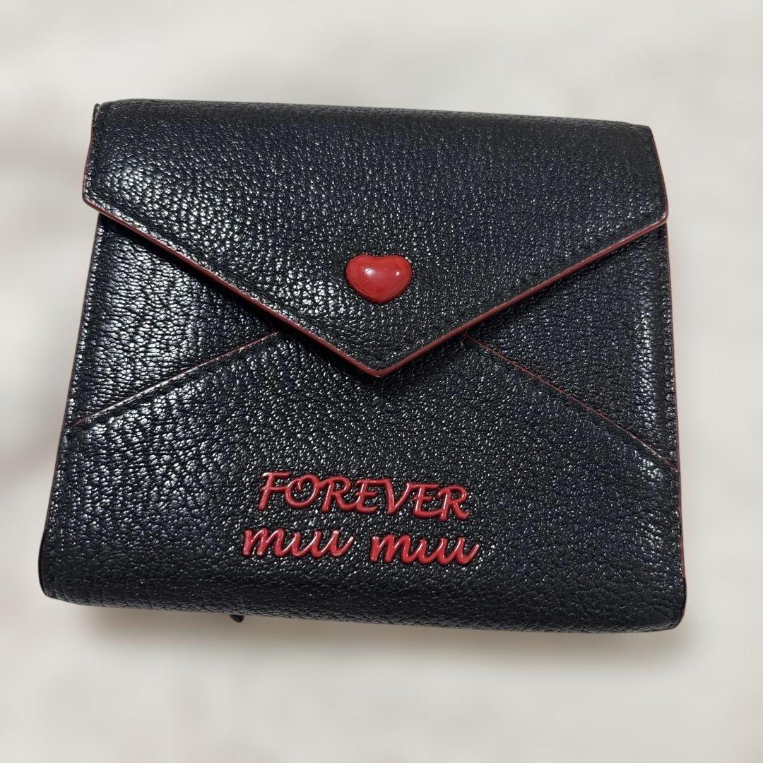 miu miu 三つ折り財布 黒ラブレター型