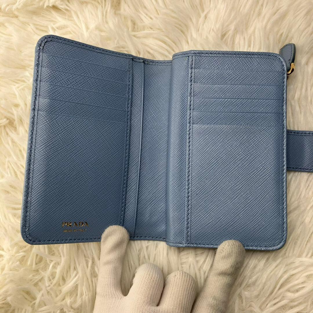 現行 未使用級✨プラダ 二つ折り財布 サフィアーノレザー 三角ロゴ 水色