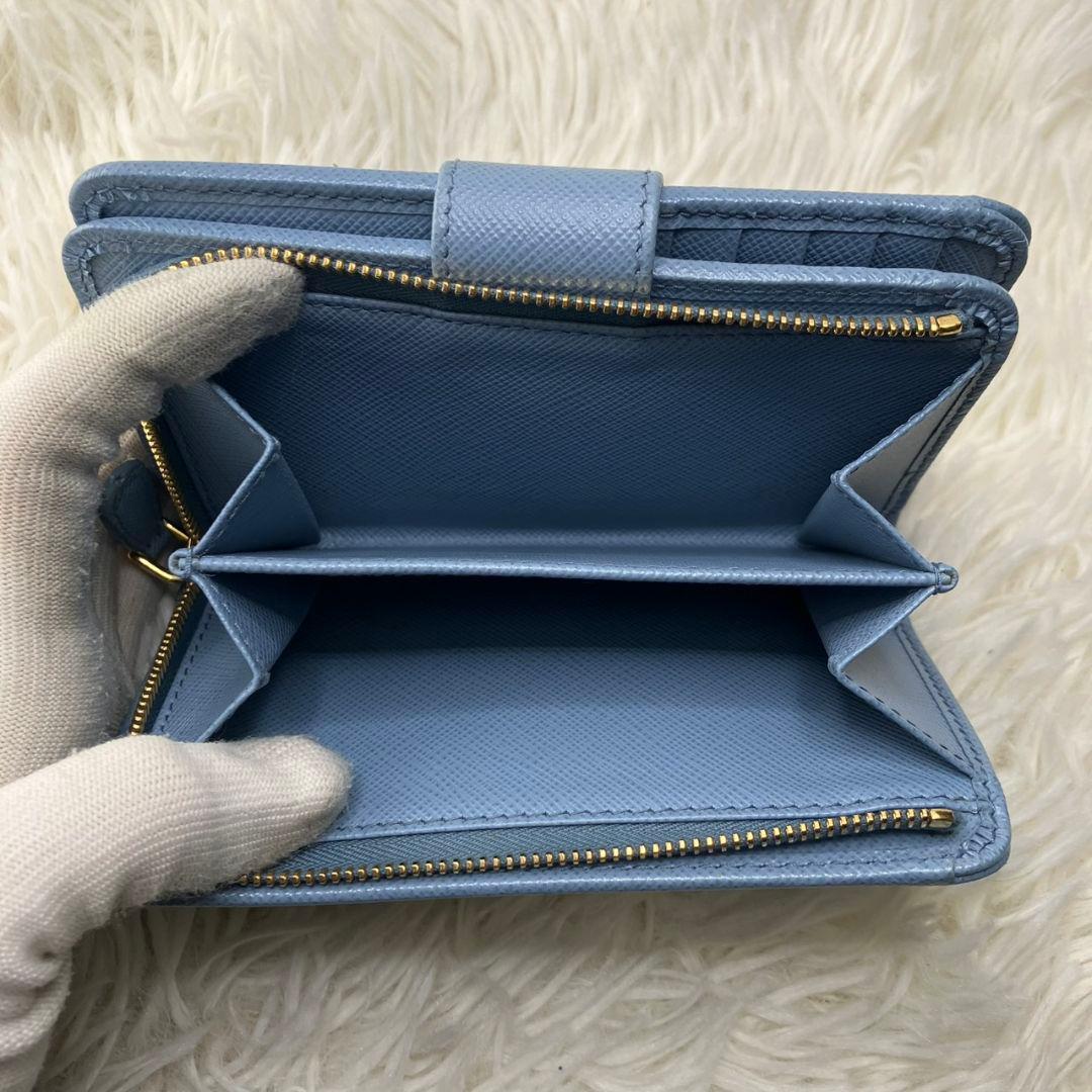 現行 未使用級✨プラダ 二つ折り財布 サフィアーノレザー 三角ロゴ 水色