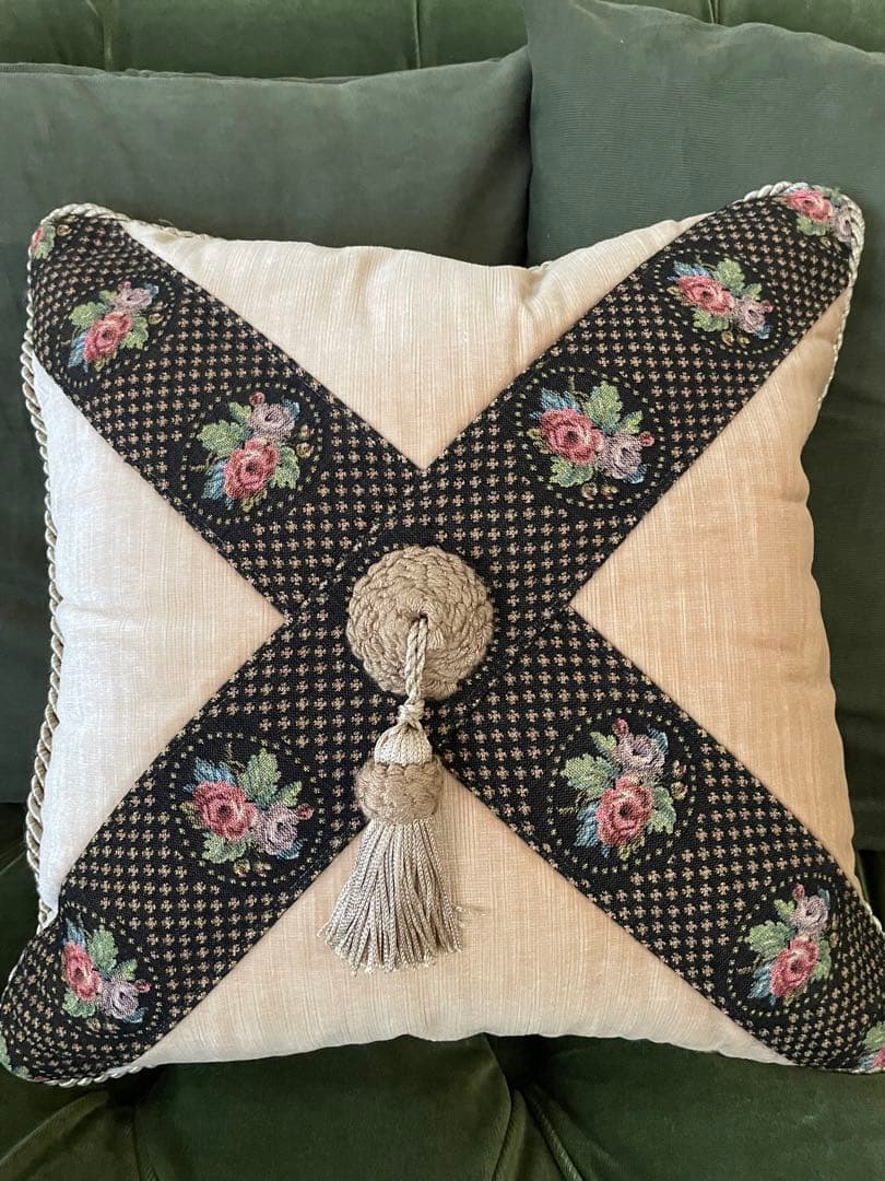 アンティーク風　クッション