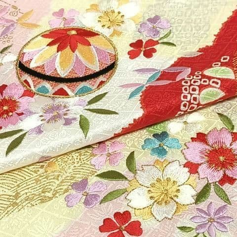 正絹綸子☆暈しに金彩ほぼ総刺繡の一つ身と新品友禅被布☆3歳七五三向け祝い着