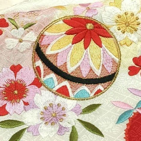 正絹綸子☆暈しに金彩ほぼ総刺繡の一つ身と新品友禅被布☆3歳七五三向け祝い着